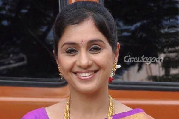 நிகழ்ச்சி மேடையில் தனது மகள் இனியாவிற்காக நடிகை தேவயானி செய்த செயல்... நடக்குமா? | Actress Devayani Request Opportunity For Daughter