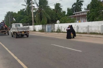 பிறந்த குழந்தையை வீட்டிற்கு கொண்டு செல்ல முடியாமல் நடுவீதியில் தவித்த தாய்!