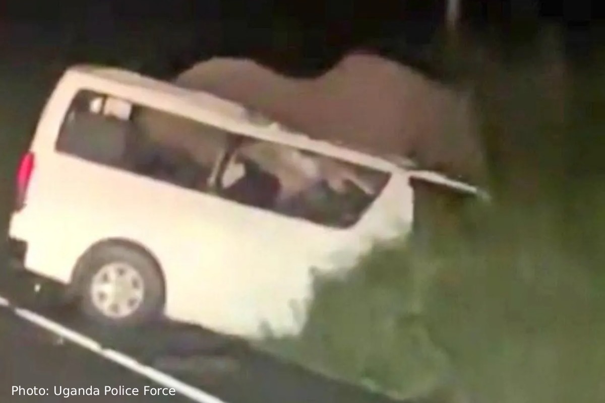உகாண்டாவில் யானை மீது மோதிய கார்: 3 அதிகாரிகள் உயிரிழப்புகள் | Vehicle And Elephant Collision In Uganda 3 Dead