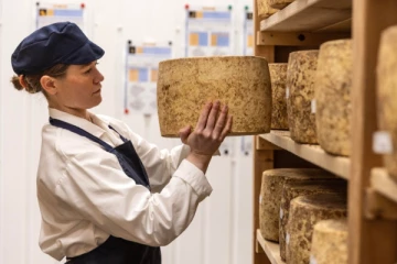 லண்டனில் மிகப்பெரிய சீஸ் திருட்டு: 300,000 பவுண்டுகள் இழப்பு: திணறும் பிரபல நிறுவனம்