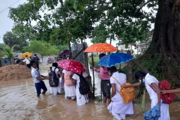 கிளிநொச்சியில் மாணவர்களுக்கு ஆபத்தாக மாறியுள்ள குழி!