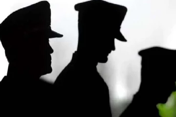 பொலிஸ் அதிகாரிகள் என்ற பெயரில் சூட்சம திருட்டு ; தப்பியோடிய சந்தேக நபர்கள்