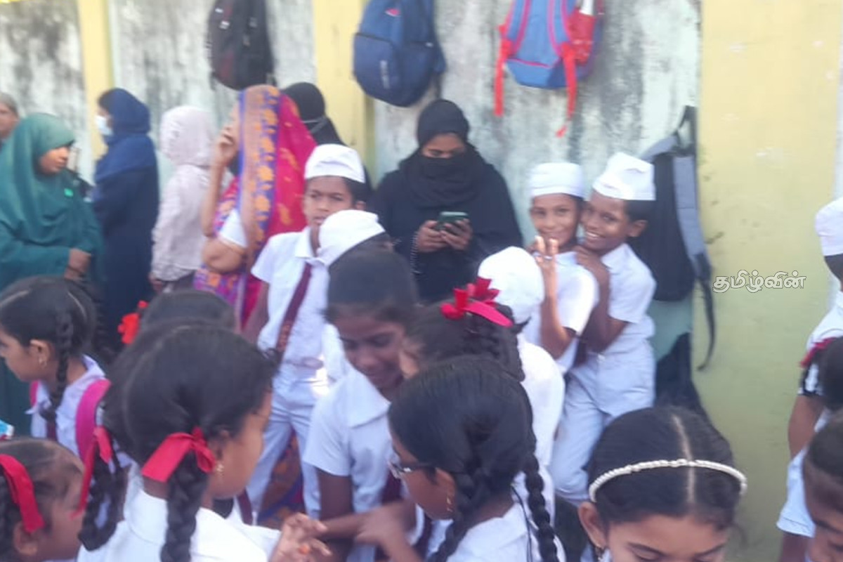 மட்டக்களப்பில் அதிபர் இடமாற்றத்திற்கு எதிர்ப்பு தெரிவித்து மாணவர்கள் போராட்டம் - உடனடி நடவடிக்கை | Students Protest In Batticaloa Transfer Principal மட்டக்களப்பில் அதிபர் இடமாற்றத்திற்கு எதிர்ப்பு தெரிவித்து மாணவர்கள் போராட்டம் - உடனடி நடவடிக்கை | Students Protest In Batticaloa Transfer Principal