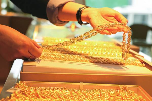 இலங்கையில் ஒரே நாளில் 20 ஆயிரம் ரூபாயால் குறைந்த தங்க விலை வீழ்ச்சி | Gold Price In Srilanka Drop