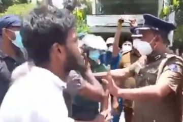 පිරිසක් ශෂීන්ද්ර රාජපක්ශගේ නිවස වටලන්න යයි..පොලීසිය සමග දැඩි උණුසුම්කාරී තත්වයක් - දර්ශන සහිතයි..(VIDEO)