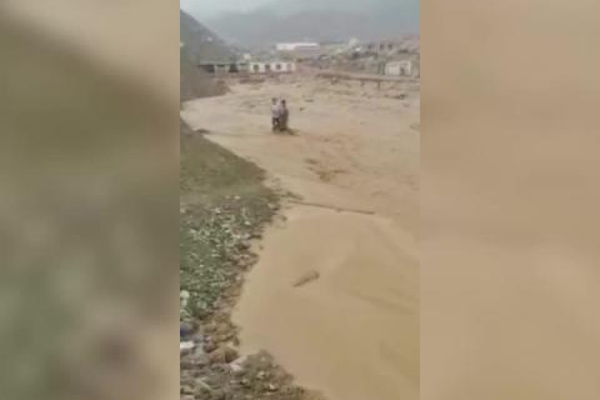 மண்சரிவில் சிக்கிய 2 வயது குழந்தை மீட்பு! | A 2 Year Old Child Trapped Landslide Was Rescued