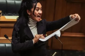 சட்டமூலத்தை கிழித்தெறிந்த இளம் பாராளுமன்ற உறுப்பினர்