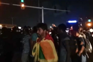 හමුදාව සහ අරගලකරුවන් අතර උණුසුම් ගැටුමක්(VIDEO)