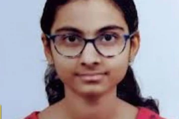நீட் தேர்வில் 99.9 சதவீதத்துடன் முதலிடம் பிடித்த மாணவி யார்? இவரின் வெற்றிக்கான ரகசியம்