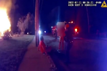 வீடொன்று தீ பற்றி எரியும் போது அந்த வழியில் சென்றவரின் நெகிழ்ச்சி செயல்