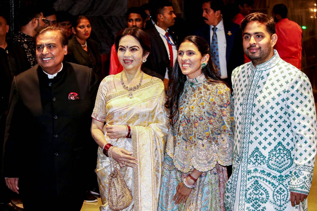 அர்ஜுன் டெண்டுல்கர் - சானியா திருமணம்; தோனி, அம்பானி உள்ளிட்ட பிரபலங்கள் பங்கேற்பு | Arjun Tendulkar Saaniya Sandhok Wedding Guest List