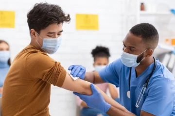 கொரோனா தடுப்பூசி செலுத்தாவிட்டால் 3 லட்சம் அபராதம்! எந்த நாட்டில் தெரியுமா?