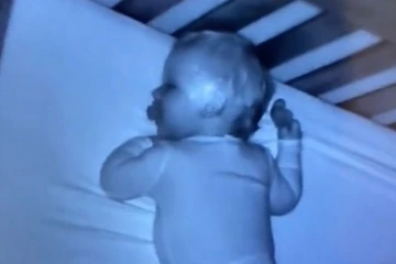 தன் குழந்தைக்கு ஆறுதல் கூற ஆவியாக வந்த தந்தை... கமெராவில் சிக்கிய காட்சி