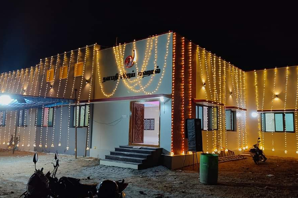 விஜய்க்கு இப்படி ஒரு வெறித்தனமான ரசிகரா.. என்ன செய்திருக்கிறார் பாருங்க! வைரலாகும் புகைப்படங்கள் | Vijay Fan Builds Marriage Hall In Thalapathy Name