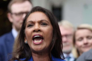 மனைவியைக் குறித்து மோசமாக ஜோக்கடித்த பிரித்தானிய உள்துறைச் செயலர்: பதவிநீக்கம் செய்ய கோரும் பெண்