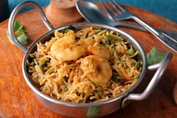 கமகமவென குக்கரில் சுவையான இறால் பிரியாணி செய்வது எப்படி?