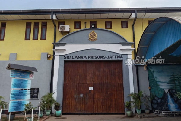 யாழ்.சிறைச்சாலை தொடர்பில் அவதூறு ஏற்படுத்தினார் என்று பெண்ணொருவருக்கு எதிராக முறைப்பாடு | Jaffna Woman Faces Complaint By Prison