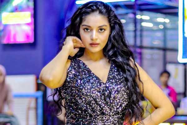 டூபீஸில் நீச்சல் குள வீடியோ!! ஷாக் கொடுத்த நடிகை சனம் ஷெட்டி.. | Actress Sanam Shetty Swimshoot Post Video Viral டூபீஸில் நீச்சல் குள வீடியோ!! ஷாக் கொடுத்த நடிகை சனம் ஷெட்டி.. | Actress Sanam Shetty Swimshoot Post Video Viral