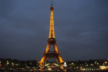 உலகபுகழ் பெற்ற ஈஃபிள் கோபுர ஊழியர்கள் வேலை நிறுத்த போராட்டம்