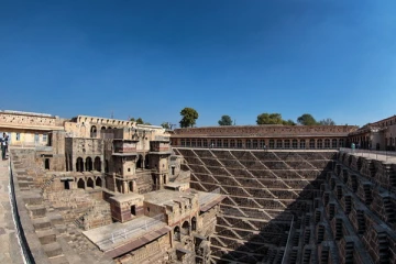 මහල් 13 කින් යුතු ලොව විශාලතම ජ්‍යාමිතික ළිඳ.