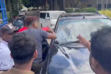 මාලිමා මන්ත්‍රී අකරතැබ්බයක..පිරිසක් වට කරන් සිදුකළ දේ..