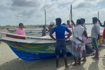 கடலில் மீன் பிடிக்க சென்ற கடற்தொழிலாளர் கடலில் விழுந்து பலி