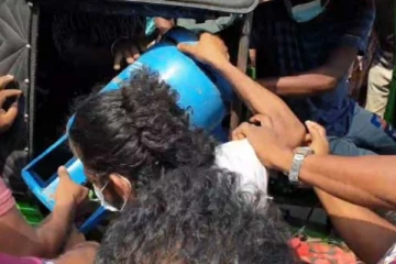 ගෑස් පටවා තිබූ ත්‍රිරෝද රථයට පිරිසක් කඩා පැන සිදු කළ දේ... (VIDEO)