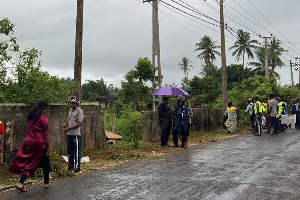 பௌத்த கொடியை பிடுங்கி எறிவோம்! முடிந்தால் சுட்டுத் தள்ளுங்கள்..! யாழில் வெடித்த சர்ச்சை (காணொளி) | Jaffna Kopay Army Tnpf Coflict Protest Today