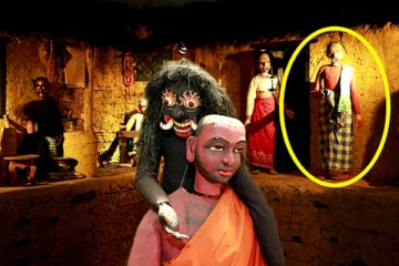 சகோதர மொழியை தழுவிய பிரமிக்க வைக்கும் வேறு உலகம்