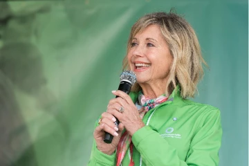 பிரபல பாடகியும் நடிகையுமான ஒலிவியா நியூட்டன் ஜோன் காலமானார்!