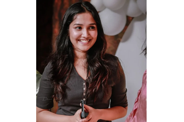 17 வயதில் கதாநாயகியாக அறிமுகமாகும் நடிகர் அஜித்தின் ரீல் மகள்! | Anikha To Introduced To Be Actress