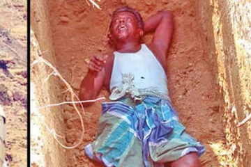 இறந்தவருக்கு வெட்டப்பட்ட குழியில் சென்று படுத்துக்கொண்ட நபர்