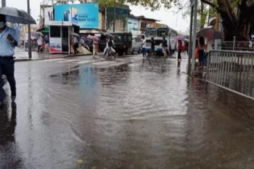 கொழும்பில் வெள்ளத்தில் மிதக்கும் வீதிகள்!