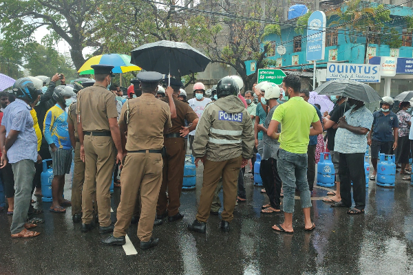 திருகோணமலையில் எரிவாயு வழங்குமாறு கோரி பொதுமக்கள் ஆர்ப்பாட்டம்(Photos) | Public Protest In Trincomalee Demanding Gas Supply