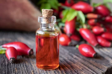 Rosehip oil ஐ முகத்தில் ஏன் பூச வேண்டும்?