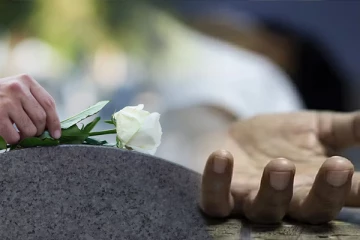 வெவ்வேறு இடங்களில் தவறான முடிவால் இருவர் பலி