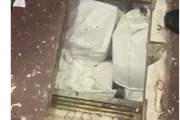 வீட்டின் அடியில், சுவற்றில் பணம் நகைகளை பதுக்கி வைத்த பிரபல தொழிலதிபர்