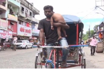 வேறொருவருடன் சென்ற காதல் மனைவி! தோலில் குழந்தையுடன் ரிக்ஷா ஓட்டும் நபர்: கண்ணீர் காட்சி