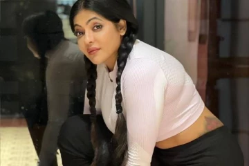 41 வயதில் இப்படியா!! வாய்ப்பிளக்க வைக்கும் நடிகை ரேஷ்மா