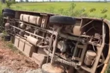 பேருந்து குடைசாய்ந்ததில் அறுவர் படுகாயம் (Photos)