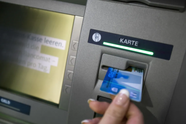ATM திருட்டுகள்... சுவிட்சர்லாந்தில் கவலையை உருவாக்கியுள்ள வேறொரு விடயம் | Atms They Suffer Fewer Attacks But Their Future