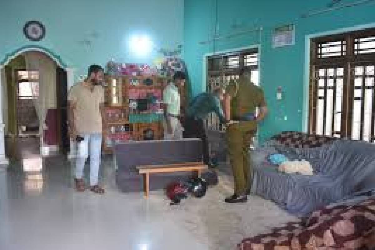 ஒரே இரவில் மூன்று வீடுகளில் கொள்ளை ; பொலிஸார் தீவிர விசாரணை | Robbery Three Houses On Night Police Investigating