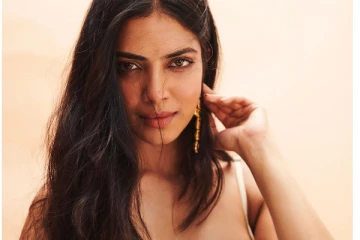 பொது இடத்துக்கு இப்படி ஒரு உடையா.. எல்லைமீறும் மாளவிகா மோகனன்