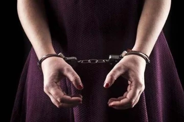 කුලී කාමරයක හිටි තරුණියක් අත්අඩංගුවට...ප්‍රධාන විශ්වවිද්‍යාල හැඳුනුම්පතකුත් හදලා...