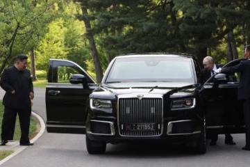 புதின் வட கொரிய அதிபருக்கு பரிசளித்த காரால் வெடித்த சர்ச்சை!