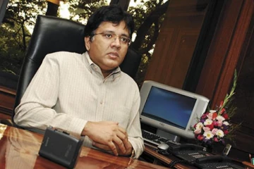 ரூ. 34,000 கோடி சொத்து.., தமிழகத்தை சேர்ந்த பணக்கார திரைப்பட தயாரிப்பாளர்: யார் தெரியுமா?