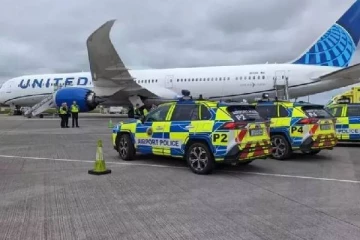 அவசரமாக தரையிறக்கப்பட்ட விமானம்: சிறப்பு தொற்று நோய் குழுவினரால் வெளியேற்றப்பட்ட பயணிகள்