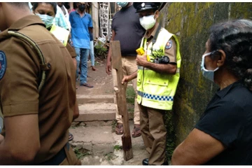 අංශභාගය වැළඳී ඇඳ මත සිටි පියාව පොලු පහරක් ගසා මරා දැමු පාපතර පුතු - මව රෝහල්ගත කෙරේ (PHOTOS)
