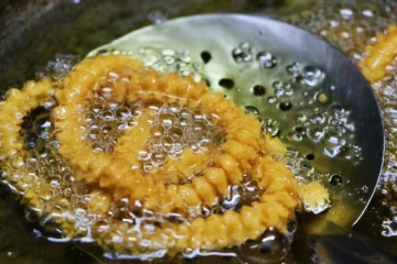 முறுக்கு சுட போறீங்களா? இப்படி ஒரு முறை செஞ்சு பாருங்க