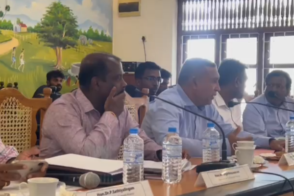 வவுனியாவில் பூட்டப்பட்ட நிலையில் அரசாங்கத்தால் வழங்கப்பட்ட வீடுகள்! எழுந்துள்ள குற்றச்சாட்டு | Government Provided Houses Under Lock Vavuniya